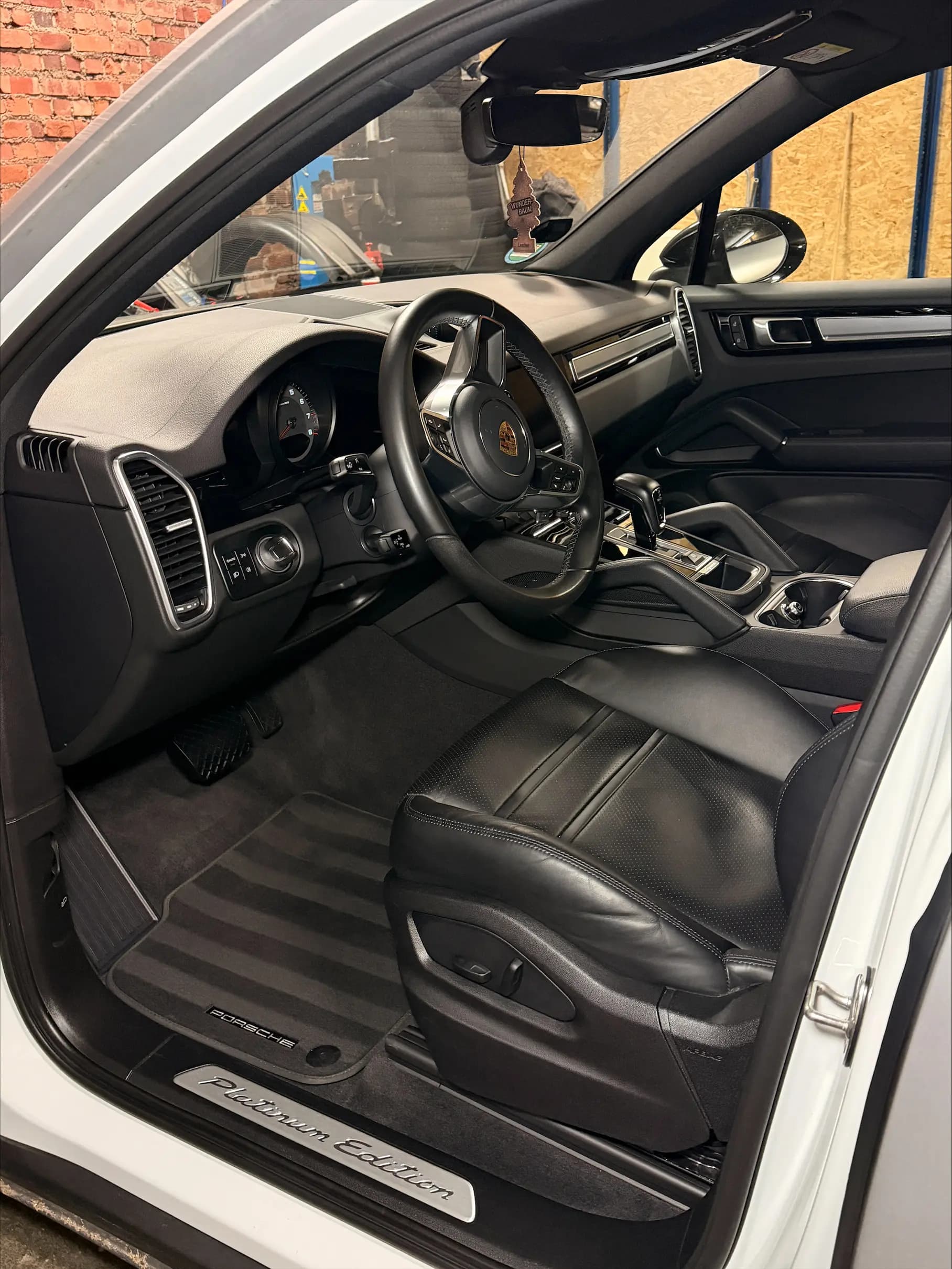 Gereinigtes Cockpit nach der Innenraumaufbereitung