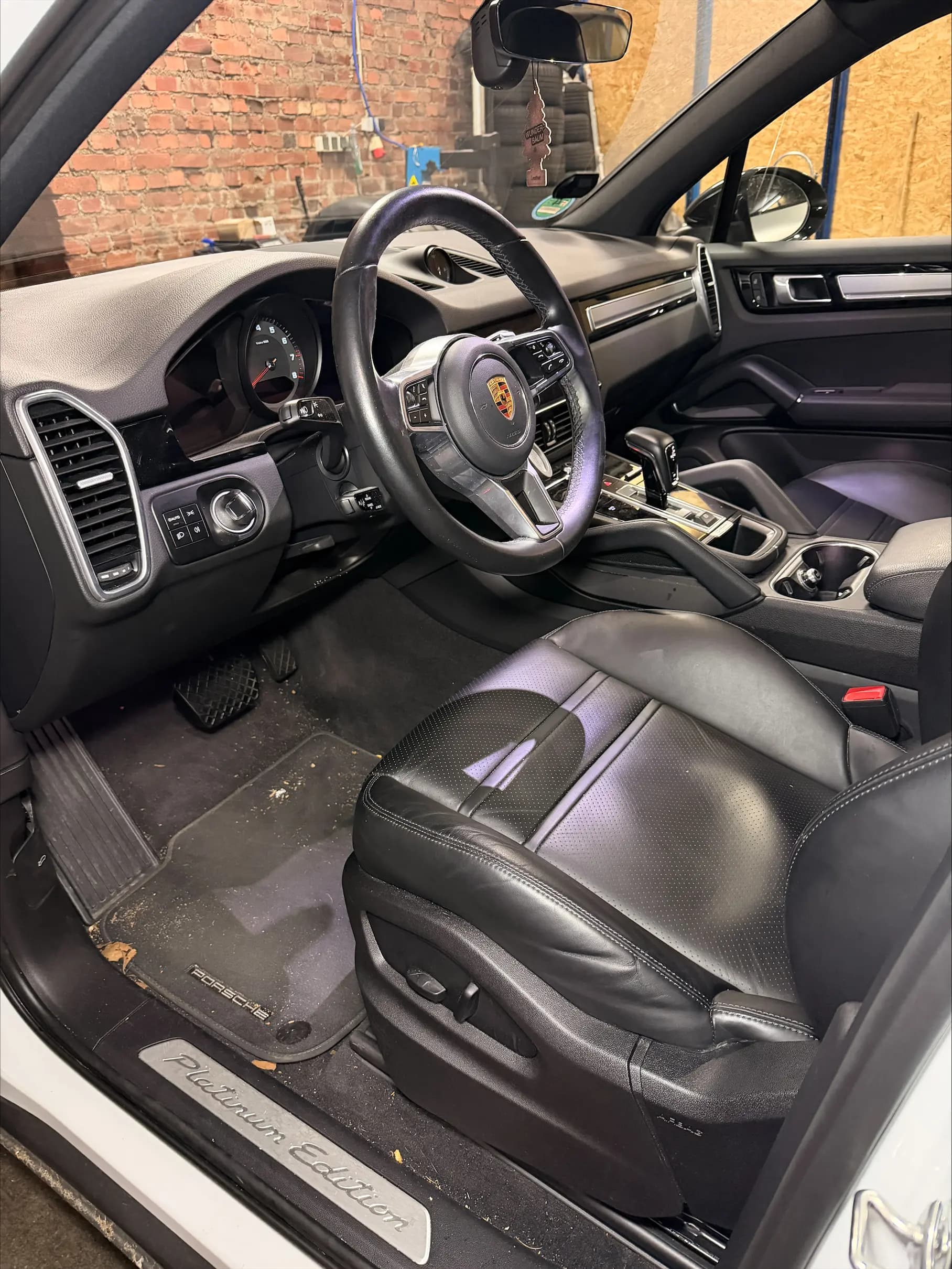Cockpit vor der Innenraumaufbereitung