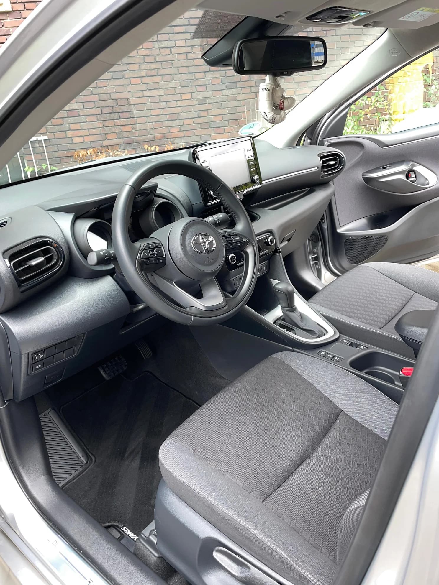 Gereinigtes Cockpit und Stoffsitze nach der Aufbereitung