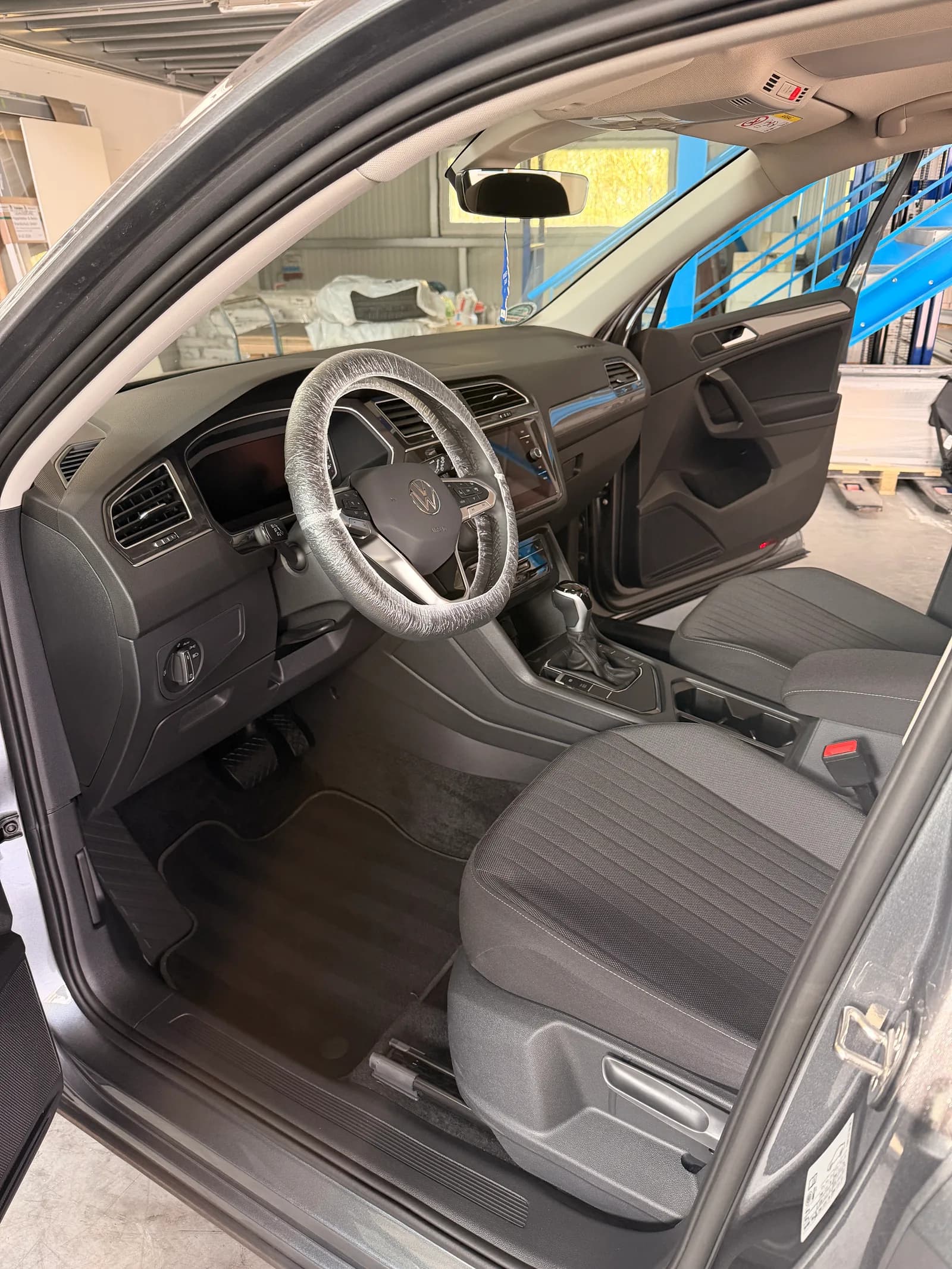 Frisch gereinigter Fahrzeuginnenraum mit Blick auf Cockpit und Vordersitze
